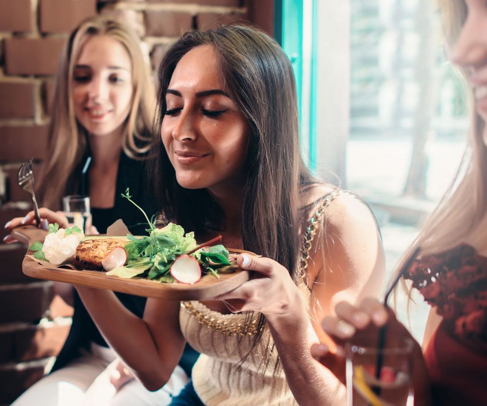 Diety wydają się proste, gdy jadasz w domu. Co jednak zrobić, gdy w czasie odchudzania zmuszona jesteś stołować się poza domem? Czy restauracje i fast foody skazują cię na powolne tycie? Na pewno nie! Czas skończyć z szukaniem wymówek. Nawet jedząc poza domem, można się odchudzać.