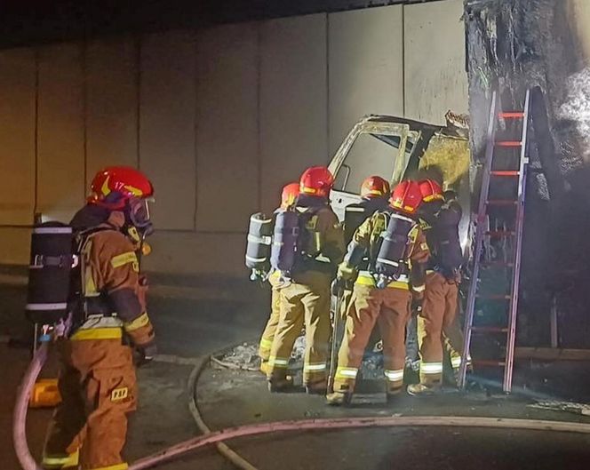 Pożar w tunelu POW w Warszawie. Płonąca ciężarówka sparaliżowała ruch na kilka godzin