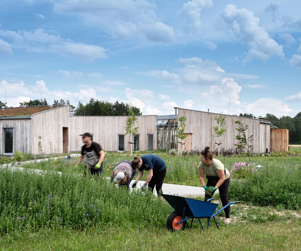 1 | Widok od północnego zachodu na budynek EkoFarmy toMy. Z lewej strony widoczne wejście, z prawej – szklarnia i warsztat
