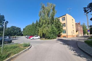 Parking dla niepełnosprawnych na samym końcu parkingu