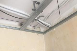 Kraków. Elektryk wziął zaliczkę, a prace utknęły. Niewidomy pan Kazimierz przez nierzetelnego fachowca nie może dokończyć remontu