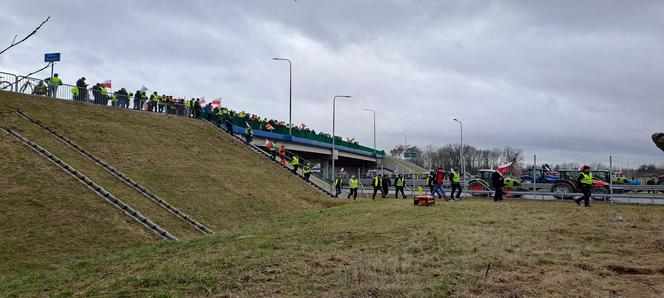 Rolnicy z woj. lubelskiego blokują drogi w regionie. Na protestującymi czuwa policja 