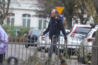 Tusk gra z wnukami w kosza