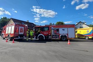 Młody kierowca zakończył manewr wymijania w sklepie