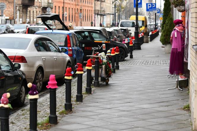 Słupki na ulicy Kawęczyńskiej 