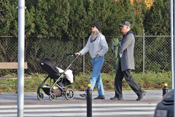 Krzysztof Ibisz z rodziną na spacerze