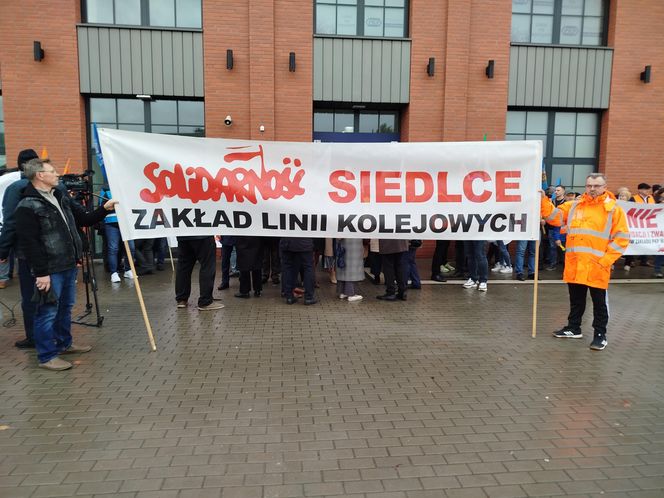 Pracownicy Zakładu Linii Kolejowych pikietowali w Siedlcach! Poparli ich siedleccy radni