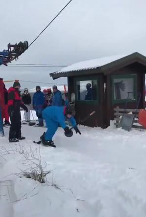 Snowboardzista na orczyku