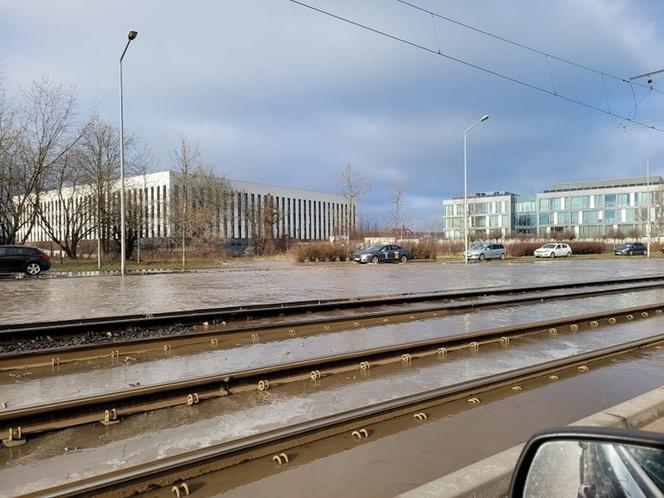 Ulica Jana Pawła II w Poznaniu pod wodą! Utrudnienia w ruchu! 