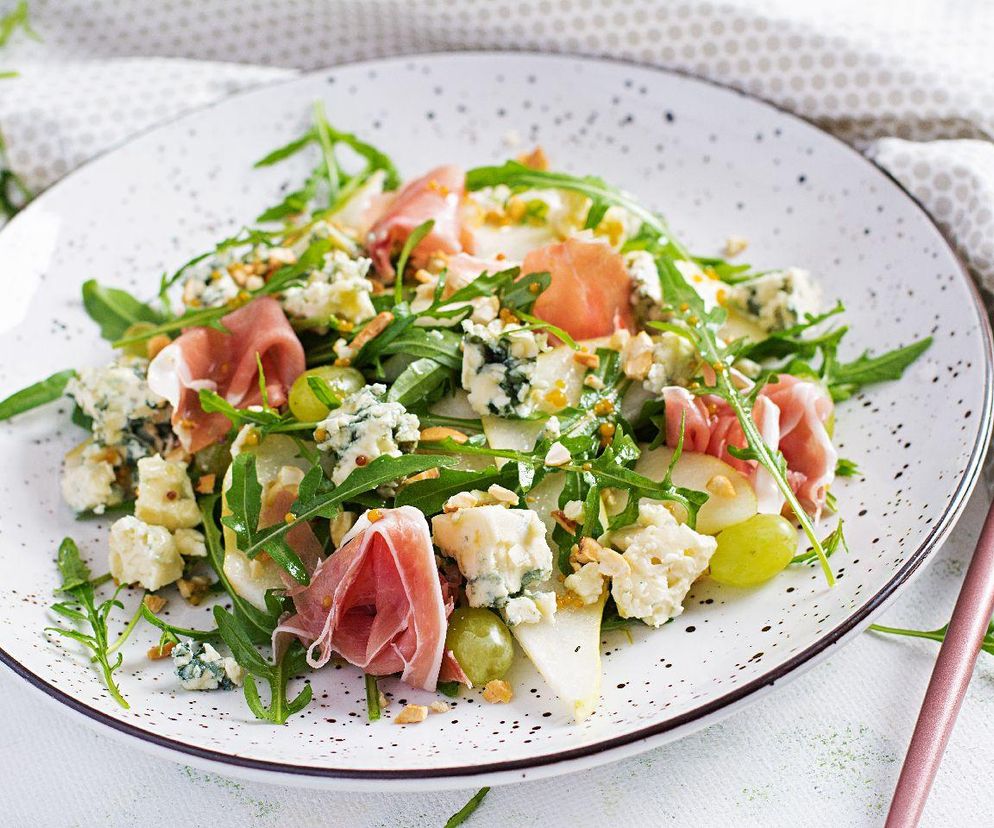 sałatka z gruszką i serem pleśniowym