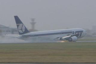 OKĘCIE ZAMKNIĘTE, Boeing 767 wciąż leży na pasie. Łódź, Poznań i Kraków SPARALIŻOWANE przez mgłę