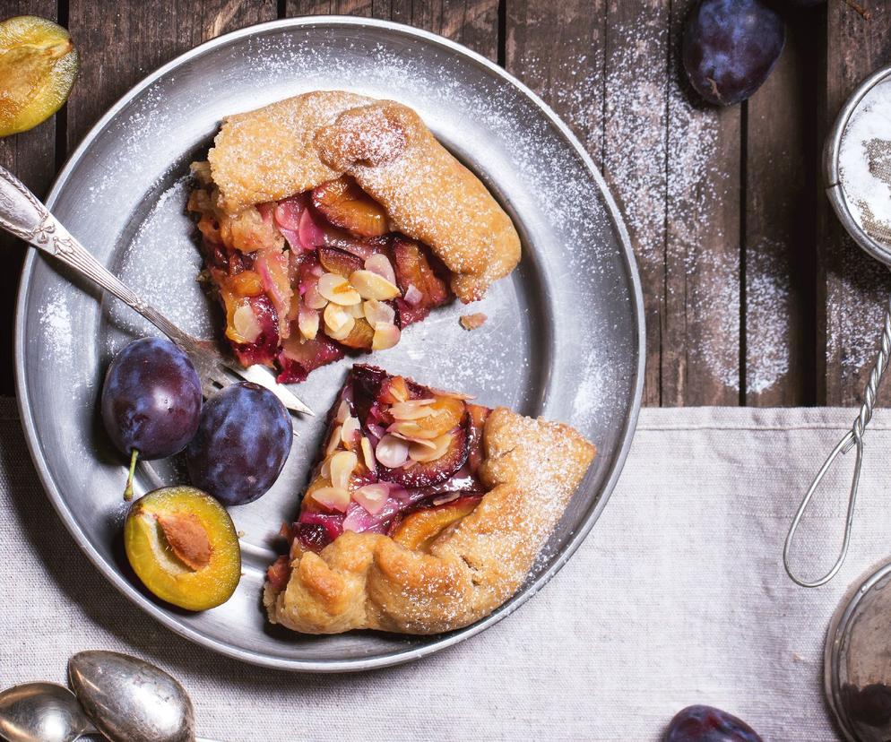 Wykwintna tarta ze śliwkami: pyszne ciasto ze śliwkami, cynamonem i migdałami