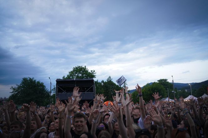 Juwenalia Podbeskidzia 2025. Studenci zaczęli świętowanie. Imprezę rozkręcili Smolasty i Sobel
