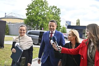 Wielkie wejście Trzaskowskiego do TVP. Zdjęcia uchwyciły każdy krok