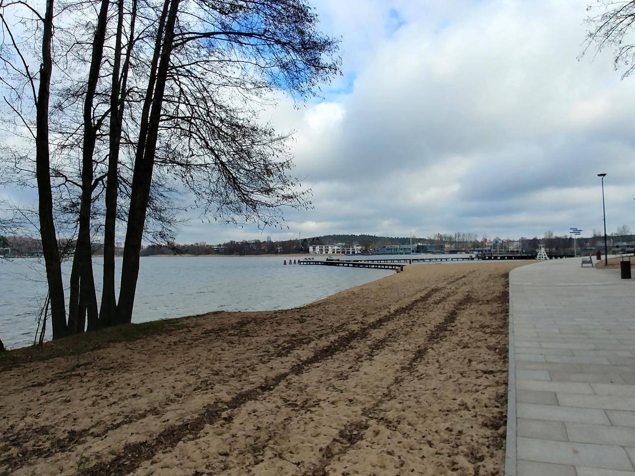 Olsztyn: Czy można spacerować po plaży nad jeziorem Ukiel? 