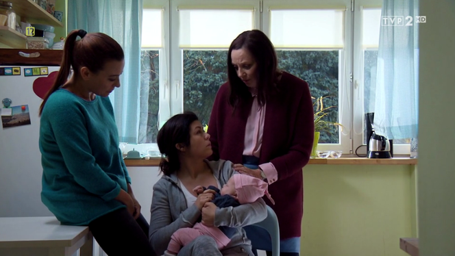 M jak miłość odcinek 1432, Kinga (Katarzyna Cichopek) z córką, Krysia (Hanna Mikuć), Magda (Anna Mucha)