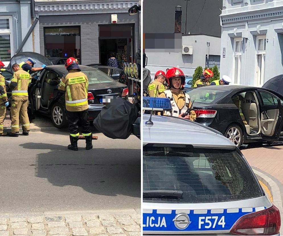 Koszmarny wypadek w Zduńskiej Woli. Kobieta potrącona na chodniku. Toyota zatrzymała się na ścianie kamienicy [ZDJĘCIA].