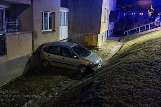 Krynica-Zdrój. Samochód dosłownie zaparkował pod samym oknem. Co tam się stało?!