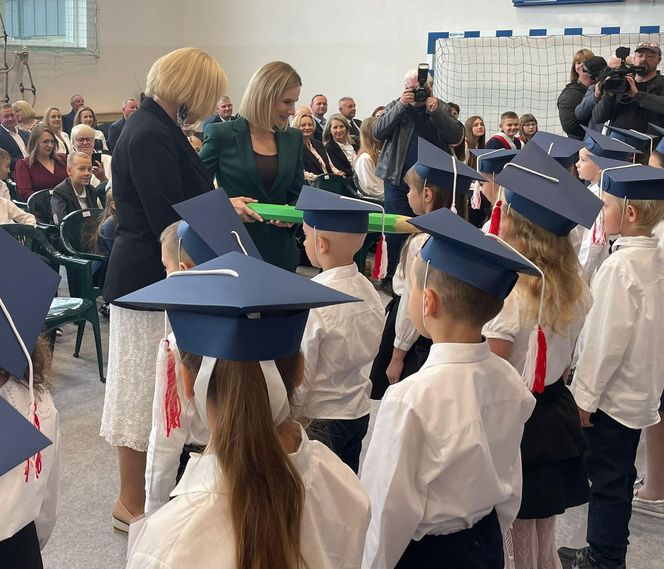 Pierwsza Dama uczciła z uczniami 100 lat od nadania imienia Stefana Batorego Szkole Podstawowej w Liwie