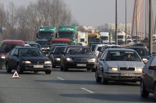 Monstrualny korek na Trasie Siekierkowskiej: wywróciła się przyczepa samochodu terenowego