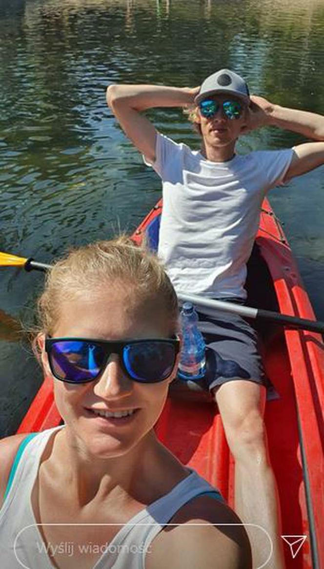 Kamil Stoch i Dawid Kubacki z żonami na spływie kajakowym