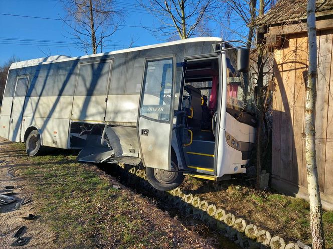 Zderzenie autobusu z autem osobowym w Rzepinku