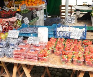 Wiosenne warzywa i owoce na poznańskich targowiskach