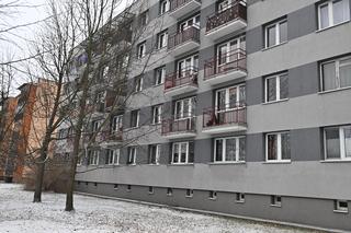 Tajemnicza śmierć rodzeństwa pod Warszawą. Jedno ciało przy grzejniku, drugie na działce 