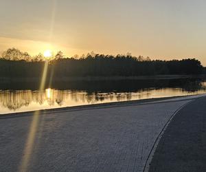 Zmodernizowana plaża na Mazurach przyciąga wielu turystów. Z jakich atrakcji można korzystać? Zobacz zdjęcia!