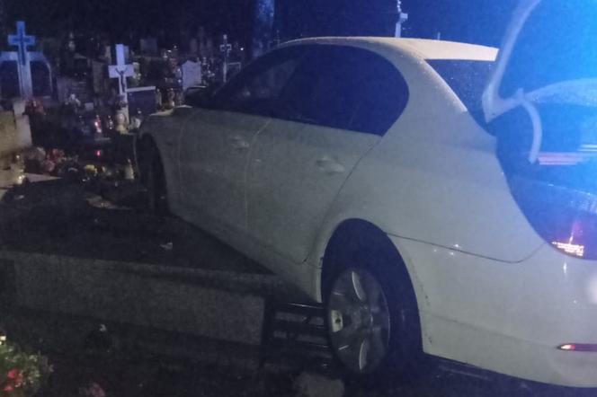 Lubelskie: 24-latek i jego BMW wylądowali na cmentarzu. Wszystko przez prędkość