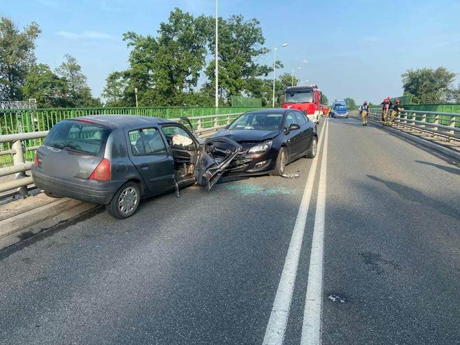 Koszmarny wypadek w Kobiórze. Poszkodowani są m.in. kobieta w ciąży i trójka dzieci