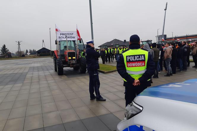 Strajk rolników w Tarnowie. Policja i rolnicy pod stadionem Bruk Betu Termaliki Nieciecza