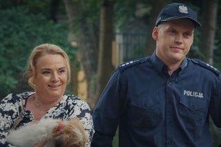 M jak miłość, odcinek 1823. Właścicielka Rzepki (Joanna Jędrek), policjant (Sebastian Figat), Rzepka