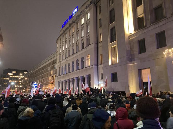 Przed siedzibą TVP odbył się protest. Uczestnicy skandowali "Wolne media!"