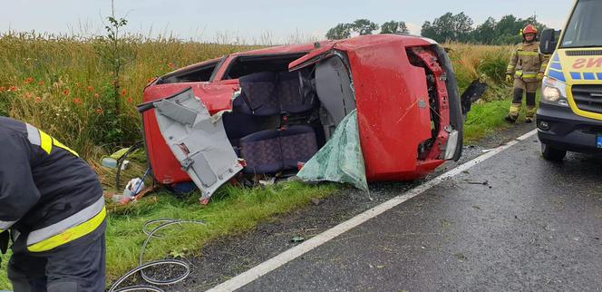 Buszkowo koło Bydgoszczy: Dachowanie auta. Trzy osoby zakleszczone [ZDJĘCIA]
