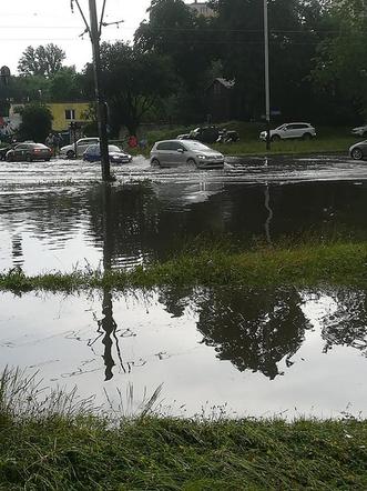 Po burzy w Łodzi zalane ulice i mnóstwo utrudnień. Tak wygląda ul. Włókniarzy