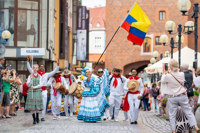 Dni Folkloru w Olsztynie 2025. Ulicami Starego Miasta przeszedł barwny korowód