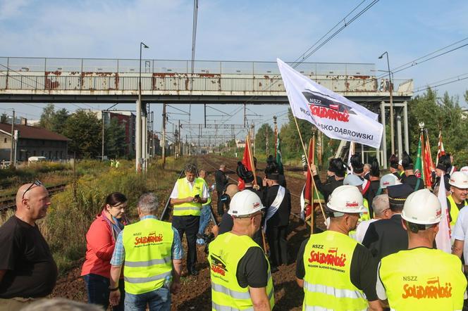 Protest na torach w Katowicach. Protestują związkowcy przeciwko zwolnieniom w PKP Cargo