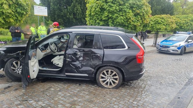 Pijacki rajd na ratusz! Kierowca demolował wszystko, co napotkał na drodze.