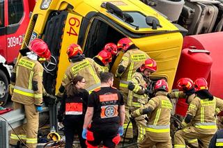 Kierowca zakleszczony w pojeździe, a na jezdni rozlany beton. Przerażająca kolizja przy węźle Opacz