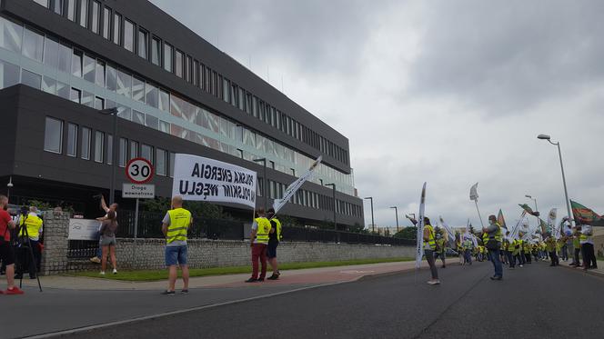 Pikieta pod siedzibą PGE GiEK. Czego domagają się protestujący? 