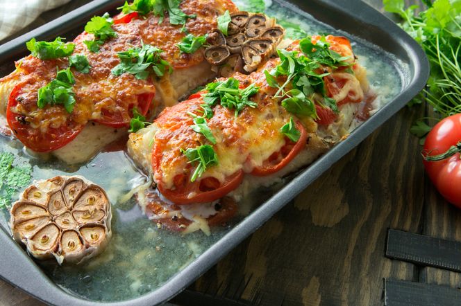 Ryba zapiekana pod warzywami i tartym serem: łatwy przepis na pyszną rybę z piekarnika