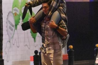 Wiktoria Gąsiewska jest noszona na rękach