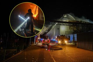 Ogromny pożar hali przetwórni drobiu. Z ogniem walczy 120 strażaków. Jeden z nich zaginął i jest poszukiwany