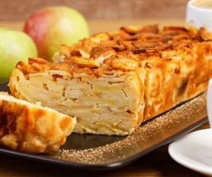 Cudownie wilgotny i idealnie maślany. Zaparzany jabłecznik wygrywa nawet z maminą szarlotką