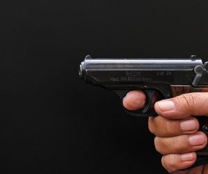 Wywabił 70-latkę z mieszkania i strzelił jej w twarz. Dramat w Tarnowie