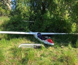 Awaryjne lądowanie szybowca w Białymstoku. Pilot zabrany do szpitala