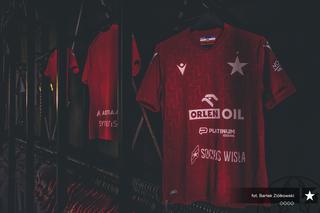 Wisła Kraków pokazała nowe stroje. Kiedy kupią je kibice? 