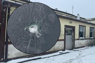 Budynek i samochód ostrzelane z broni! Sprawca uciekł. Przerażona kobieta wszystko opisała