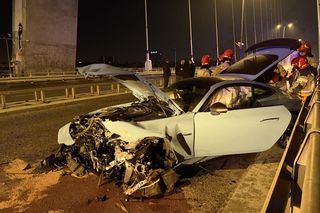 Sportowy mercedes warty 1,5 miliona roztrzaskany na moście Świętokrzyskim